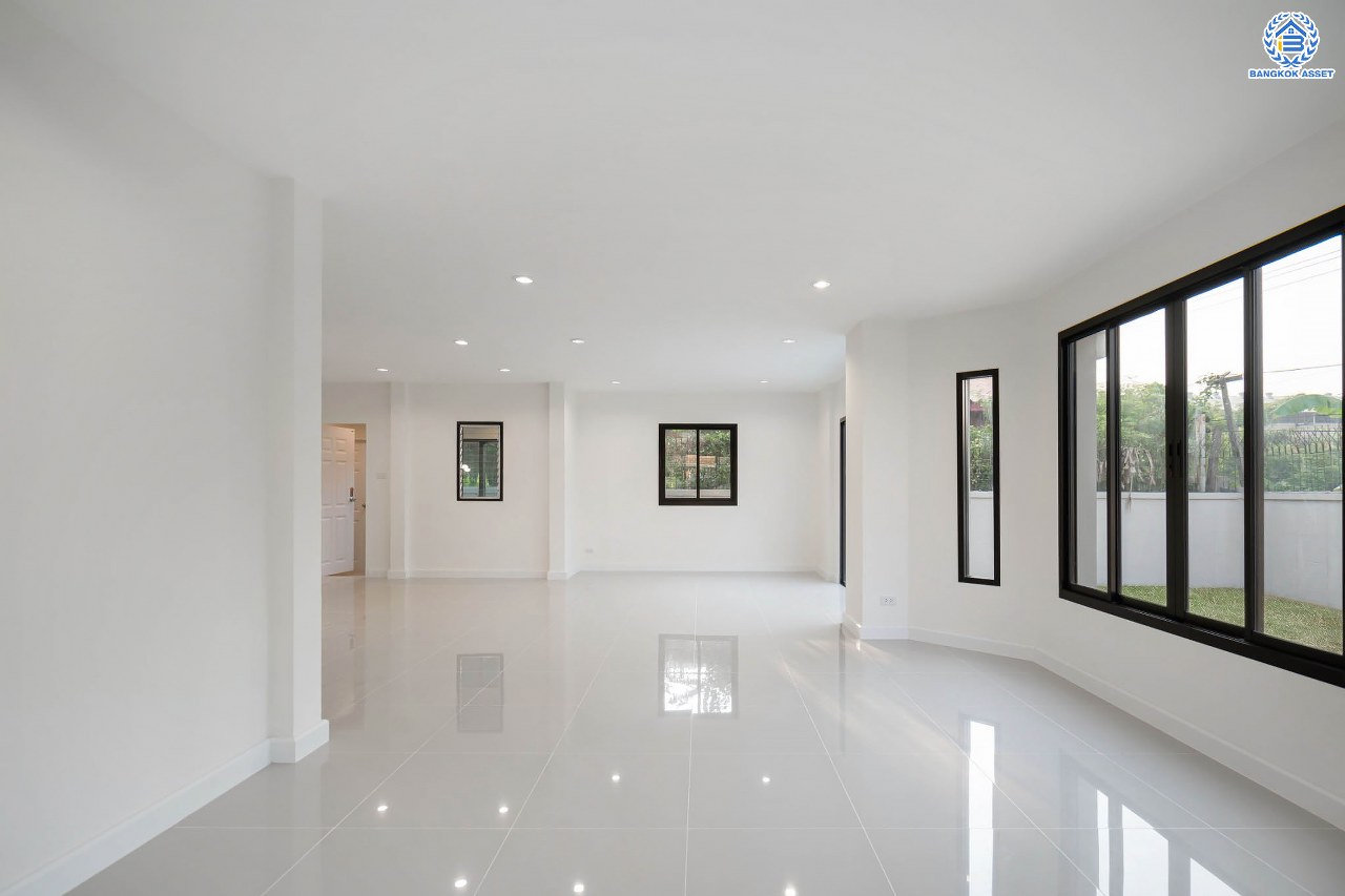 บ้านมือสองตกแต่งใหม่ โครงการ ชวนชื่น ปิ่นเกล้า บนเนื้อที่ 76.9 ตร.ว. พื้นที่ใช้สอยมากถึง 212.5 ตร.ม. ฟังก์ชันจัดเต็ม 3 ห้องนอน 3 ห้องน้ำ จอดรถได้ถึง 2 คัน พร้อมทั้งเปลี่ยนระบบสุขาภิบาลให้ใหม่ พร้อมเข้าอยู่ทันที บนทำเลศักยภาพ เชื่อมต่อหลายเส้นทาง ใกล้จุดขึ้นทางด่วน "ศรีรัช" และรถไฟฟ้าสายสีแดง "สถานีตลิ่งชัน"